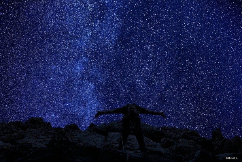Εκπληκτική φωτογραφία: Ένας ορειβάτης τη νύχτα...